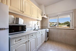 Fridge, microwave, oven, stovetop - Apartment Villas Brites nº1 with Shared Pool, Shared Garden, Terrace & Wi-Fi (Burgau)