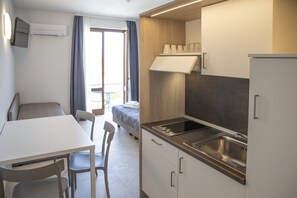 1 bedroom, free WiFi, bed sheets - Junior Suite 5 with Shared Pool and Private Balcony (Manerba del Garda)