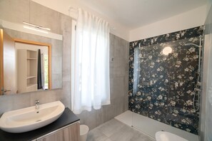 Shower, towels - Deluxe Suite 3 with Shared Pool and Private Balcony (Manerba del Garda)