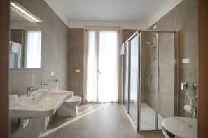 Shower, towels - Deluxe Suite 3 with Shared Pool and Private Balcony (Manerba del Garda)