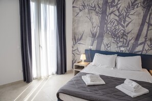 1 bedroom, free WiFi, bed sheets - Deluxe Suite 3 with Shared Pool and Private Balcony (Manerba del Garda)