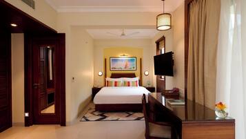 Escritorio, espacio para trabajar con laptop y ropa de cama