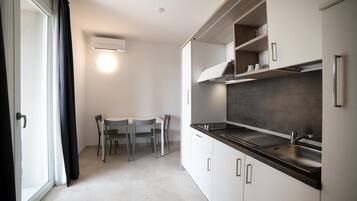 Kühlschrank, Herdplatte, Kochgeschirr/Geschirr/Besteck