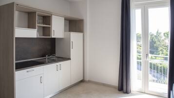 Kühlschrank, Herdplatte, Kochgeschirr/Geschirr/Besteck