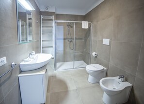 Shower, towels - Suite 1 with Shared Pool and Private Balcony (Manerba del Garda)