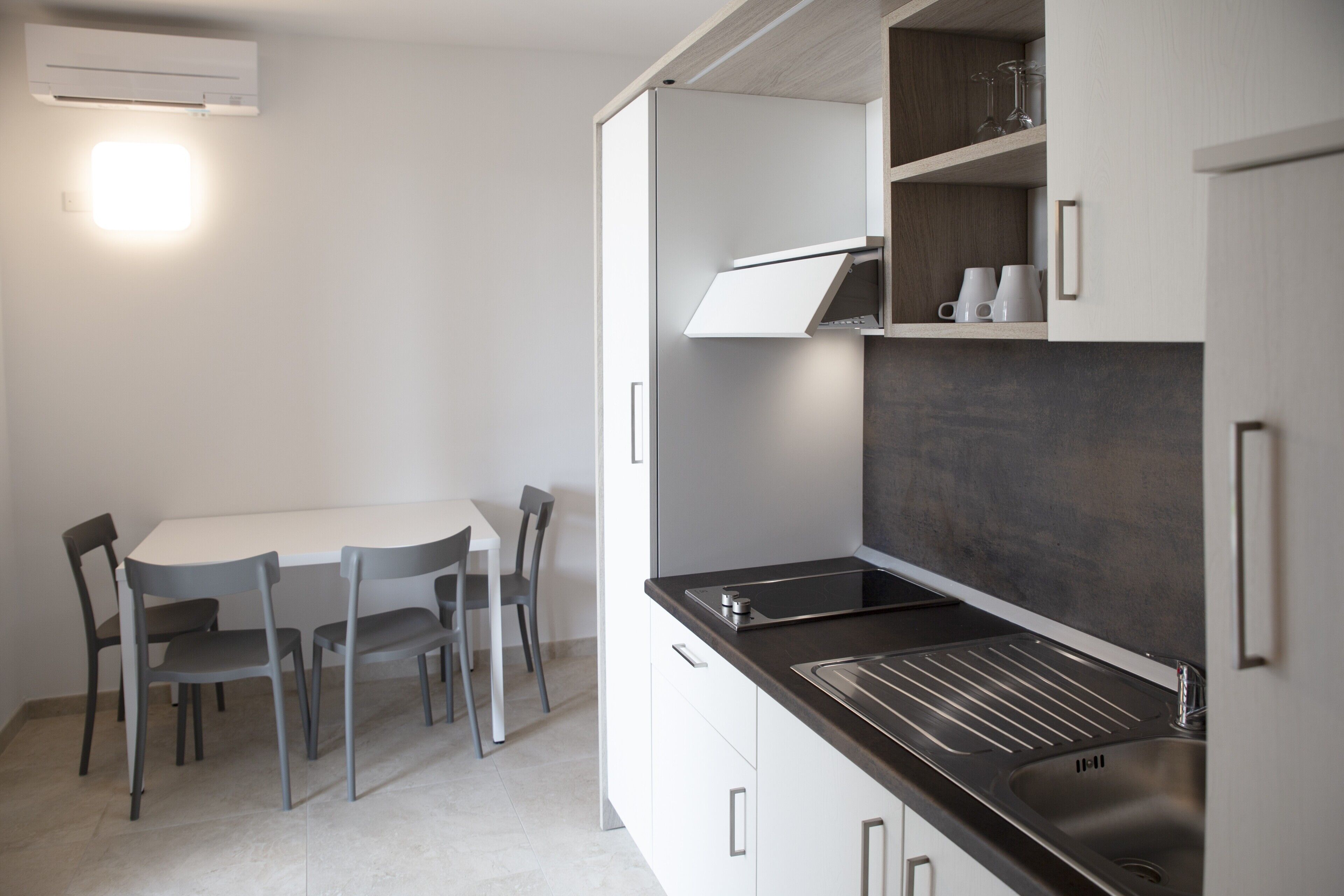 Kühlschrank, Herdplatte, Kochgeschirr/Geschirr/Besteck