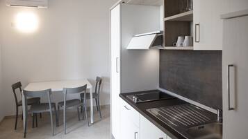 Kühlschrank, Herdplatte, Kochgeschirr/Geschirr/Besteck