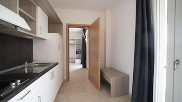 Kühlschrank, Herdplatte, Kochgeschirr/Geschirr/Besteck