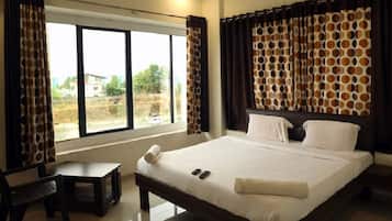 Deluxe Room | Desk, free WiFi