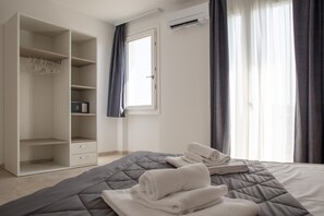 1 bedroom, free WiFi, bed sheets - Deluxe Suite 2 with Shared Pool and Private Balcony (Manerba del Garda)