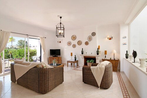 Holiday Home 'Casa Marisol Albufeira' close to the Beach with Shared Pool & Wi-Fi