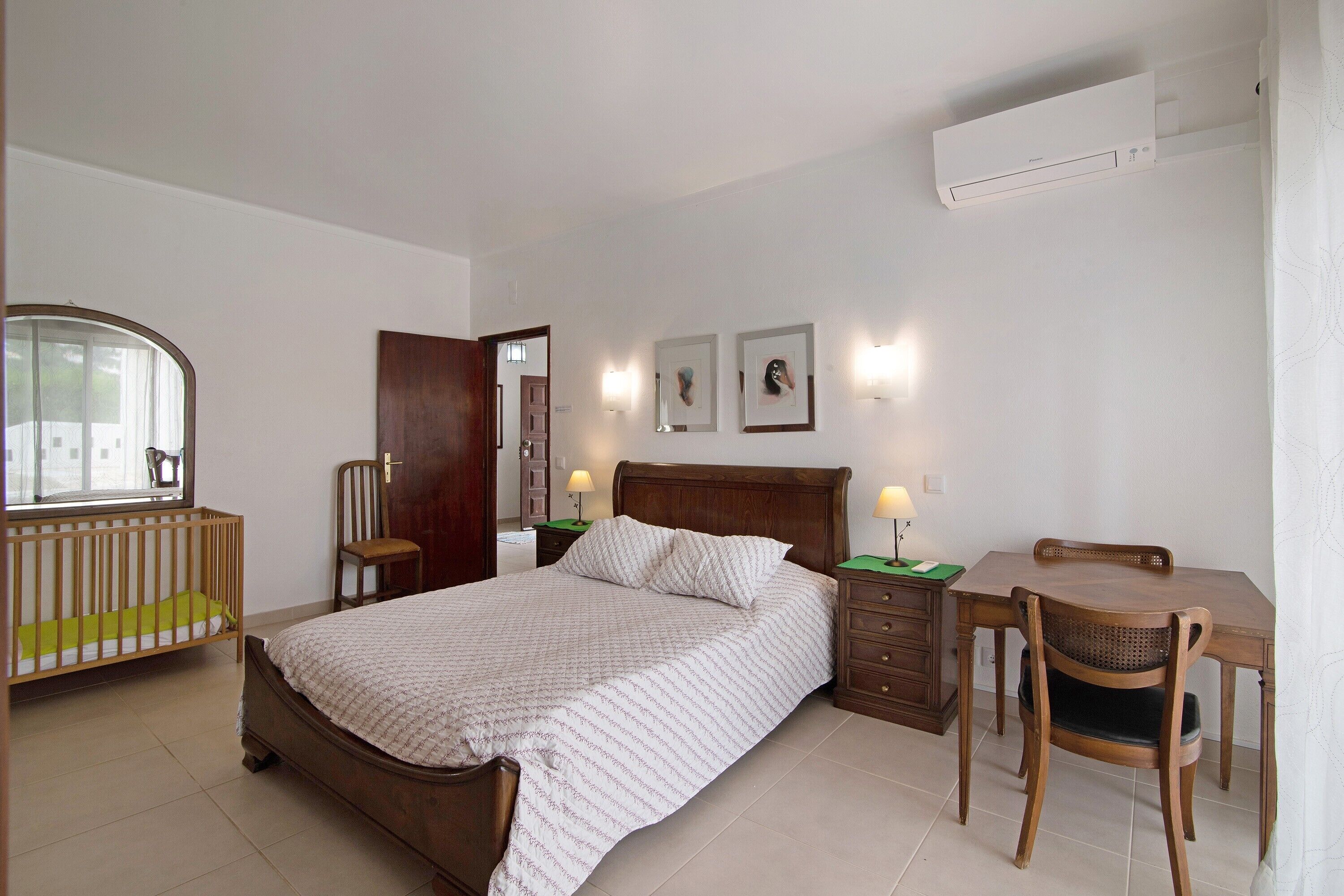 4 bedrooms, iron/ironing board, free WiFi