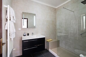 Shower, hair dryer - 'Villa Carvoeiro' with Sea View, Pool & Wi-Fi (Carvoeiro)