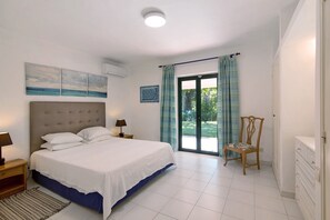 5 bedrooms, iron/ironing board, free WiFi, bed sheets