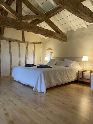 6 habitaciones, tabla de planchar con plancha y cuna de viaje 