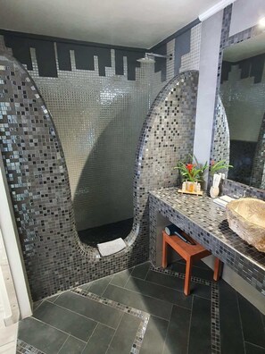 Superior-Suite, Whirlpool, Meerblick | Badezimmer