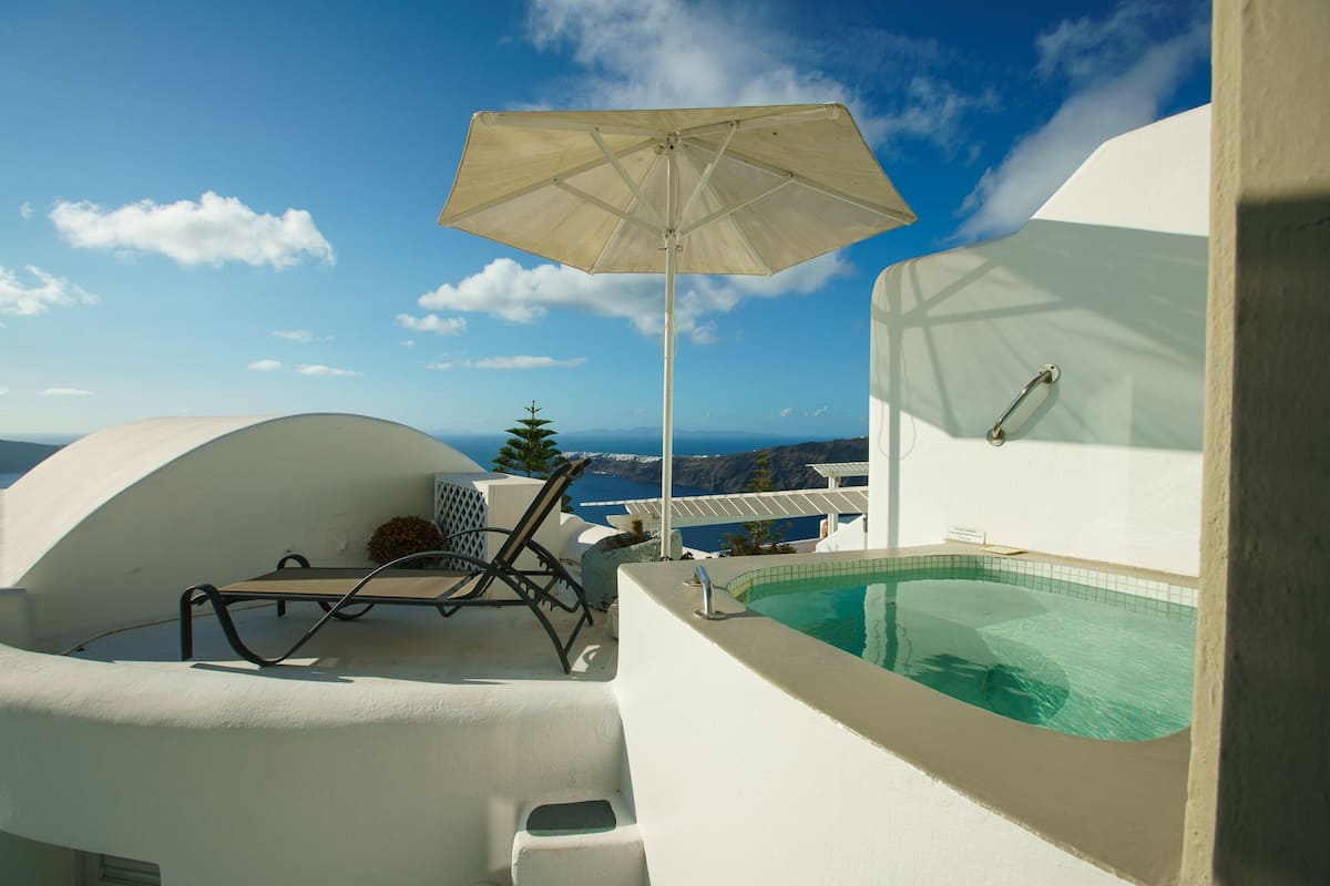 Standard Suite, Hot Tub, Sea View | Jetted tub