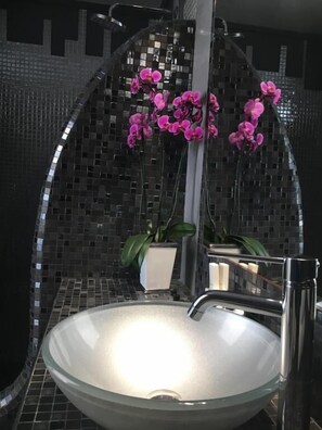 Deluxe Suite, Hot Tub, Sea View | Bathroom | Shower, slippers, towels