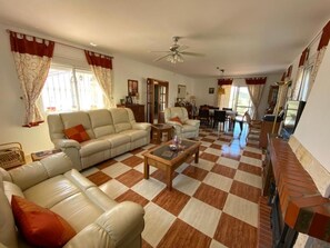 Televisie, een open haard, een dvd-speler en een stereo