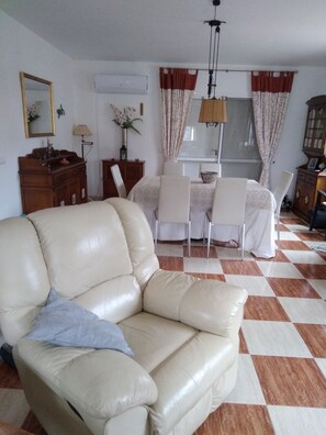 Televisie, een open haard, een dvd-speler en een stereo