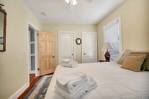 3 habitaciones, tabla de planchar con plancha, wifi y ropa de cama