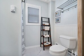 Shower, hair dryer, towels, shampoo - Downtown Mystic Family Retreat | Pet Friendly (Mystic)
