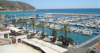 2 Bedroom Private Apartment, Beautiful Gardens, Private Pool & Air Conditioning