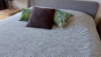 4 chambres, bureau, fer et planche Ă repasser, lit parapluie