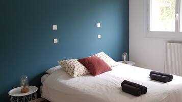 4 bedrooms, desk, iron/ironing board, travel crib