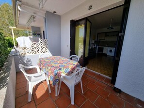 Outdoor dining - Ground-Floor Studio Cabin for 4 with Terrace – 300m from Beach & Shops (Argelès-sur-Mer)