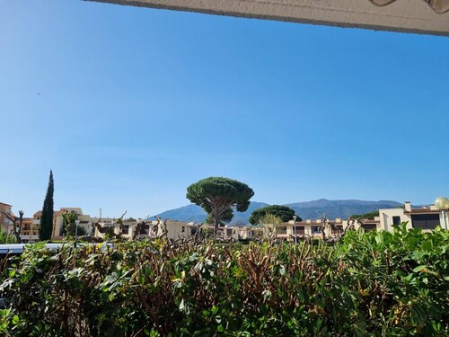 Ground-Floor Studio Cabin for 4 with Terrace – 300m from Beach & Shops