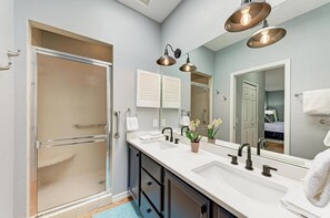 Combined shower/bathtub, hair dryer, towels