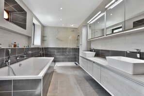 Baignoire, articles de toilette écologiques, séchoir à cheveux