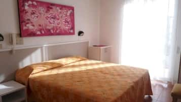 Zimmersafe, Schreibtisch, Reisekinderbett, kostenloses WLAN