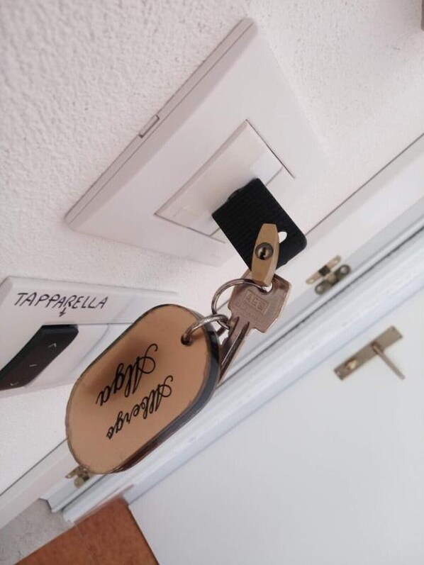 A keychain with a name tag hanging on a door handle. - Hotel Alga (Bellaria-Igea Marina)