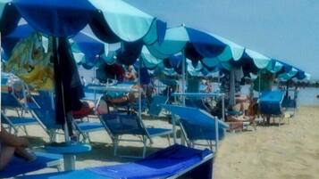 Plage à proximité, chaises longues, parasols, bar de plage