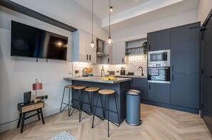 Superior Apartment, Private Bathroom (2 bedroom) | Private kitchen - Central Belfast Apartments: University Street (Belfast)