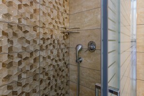 Douche, sèche-cheveux, serviettes fournies, savon