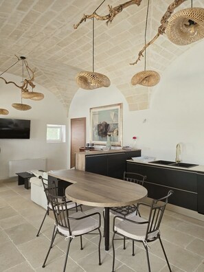 Villa City - eget badrum - utsikt mot innergården | Lounge