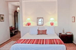 8 Schlafzimmer, Schreibtisch, Bügeleisen/Bügelbrett, Reisekinderbett