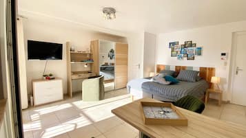 1 habitación, tabla de planchar con plancha, wifi gratis y ropa de cama