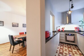 Réfrigérateur, four à micro-ondes, un four, surface de cuisson
