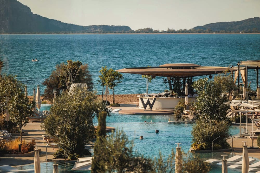 W Costa Navarino