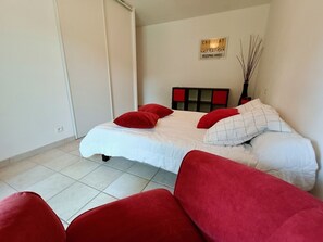 3 bedrooms, desk, iron/ironing board, travel crib - Provencal villa with indoor pool, 10 minutes from Sarlat (Veyrignac)