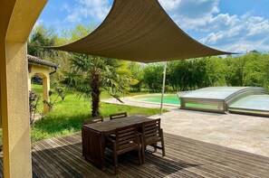 Outdoor dining - Provencal villa with indoor pool, 10 minutes from Sarlat (Veyrignac)