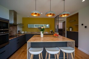 Réfrigérateur, micro-ondes, plaque de cuisson, cafetière/bouilloire