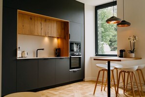 Réfrigérateur, micro-ondes, plaque de cuisson, cafetière/bouilloire