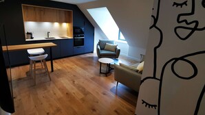 Eine moderne Loftswohnung mit Küche, Essbereich und Wohnbereich.