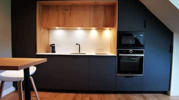 Frigorífico, microondas, placa de cocina y cafetera o tetera