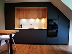 Réfrigérateur, micro-ondes, plaque de cuisson, cafetière/bouilloire